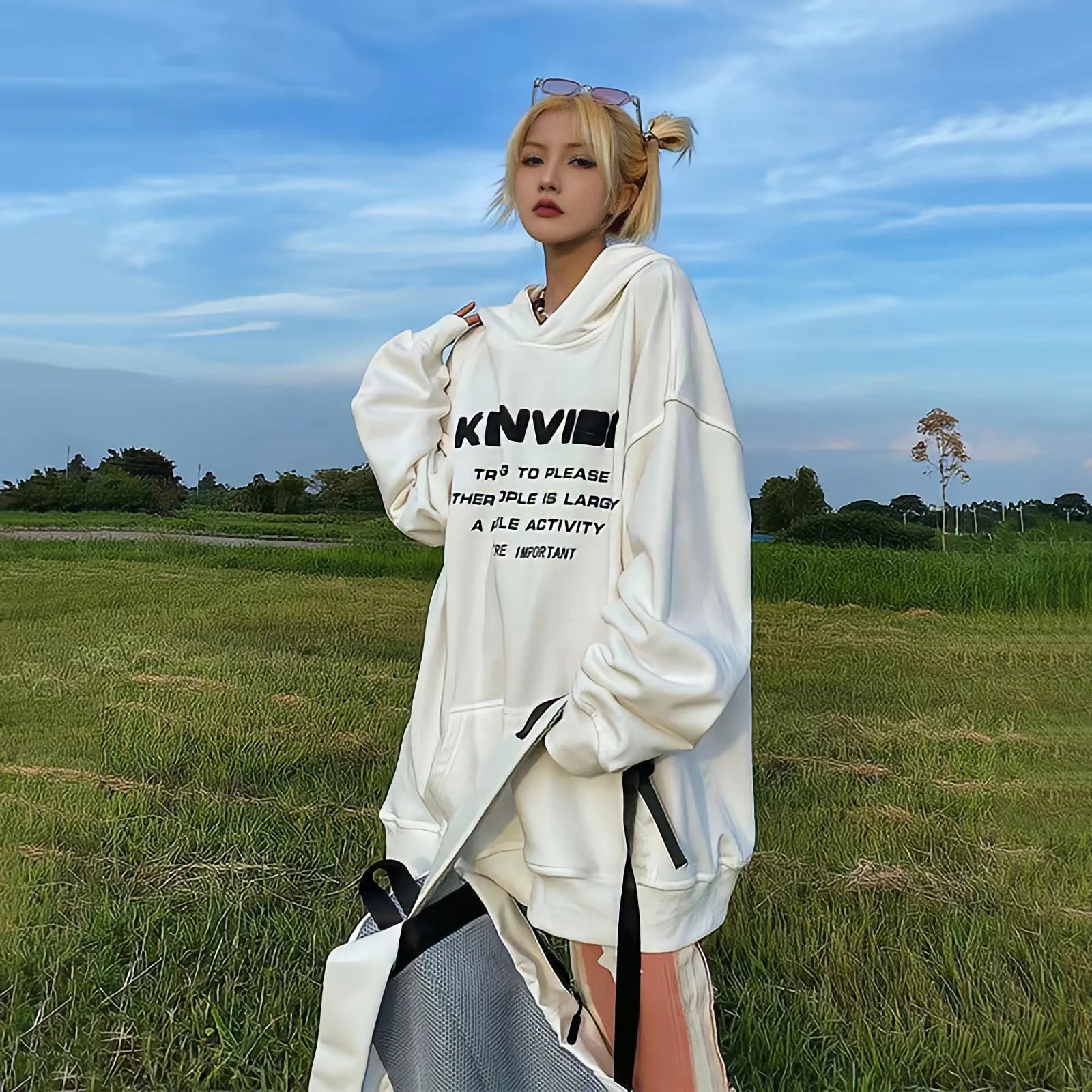 Рисунок 5 - Женские толстовки с буквенным принтом