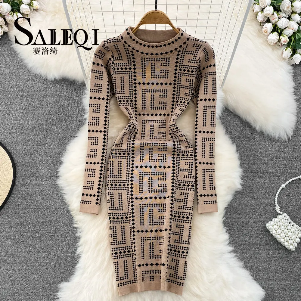 

Женское трикотажное платье-футляр с круглым вырезом и длинным рукавом