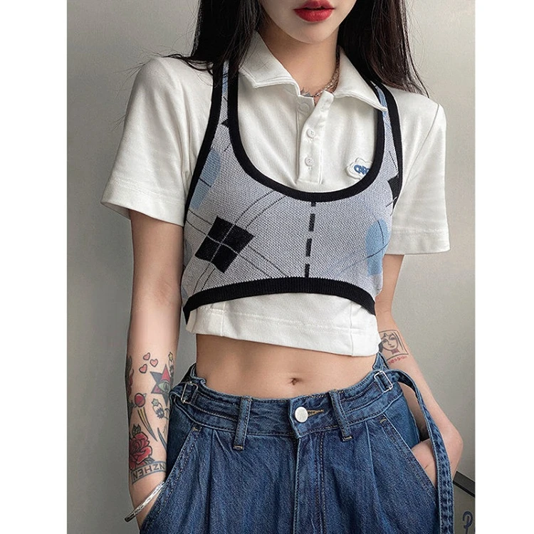 

Женский костюм из двух предметов: рубашка с отложным воротником и коротким рукавом + короткий топ с лямкой на шее, трикотажный летний костюм