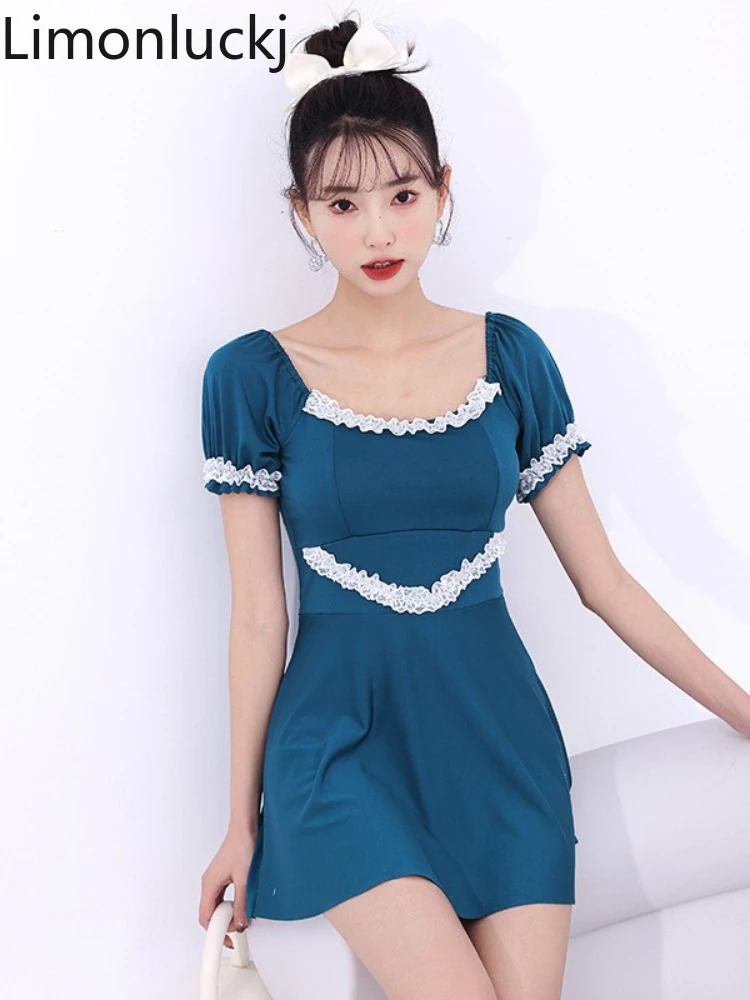 

Женский слитный купальник с квадратным вырезом и коротким рукавом