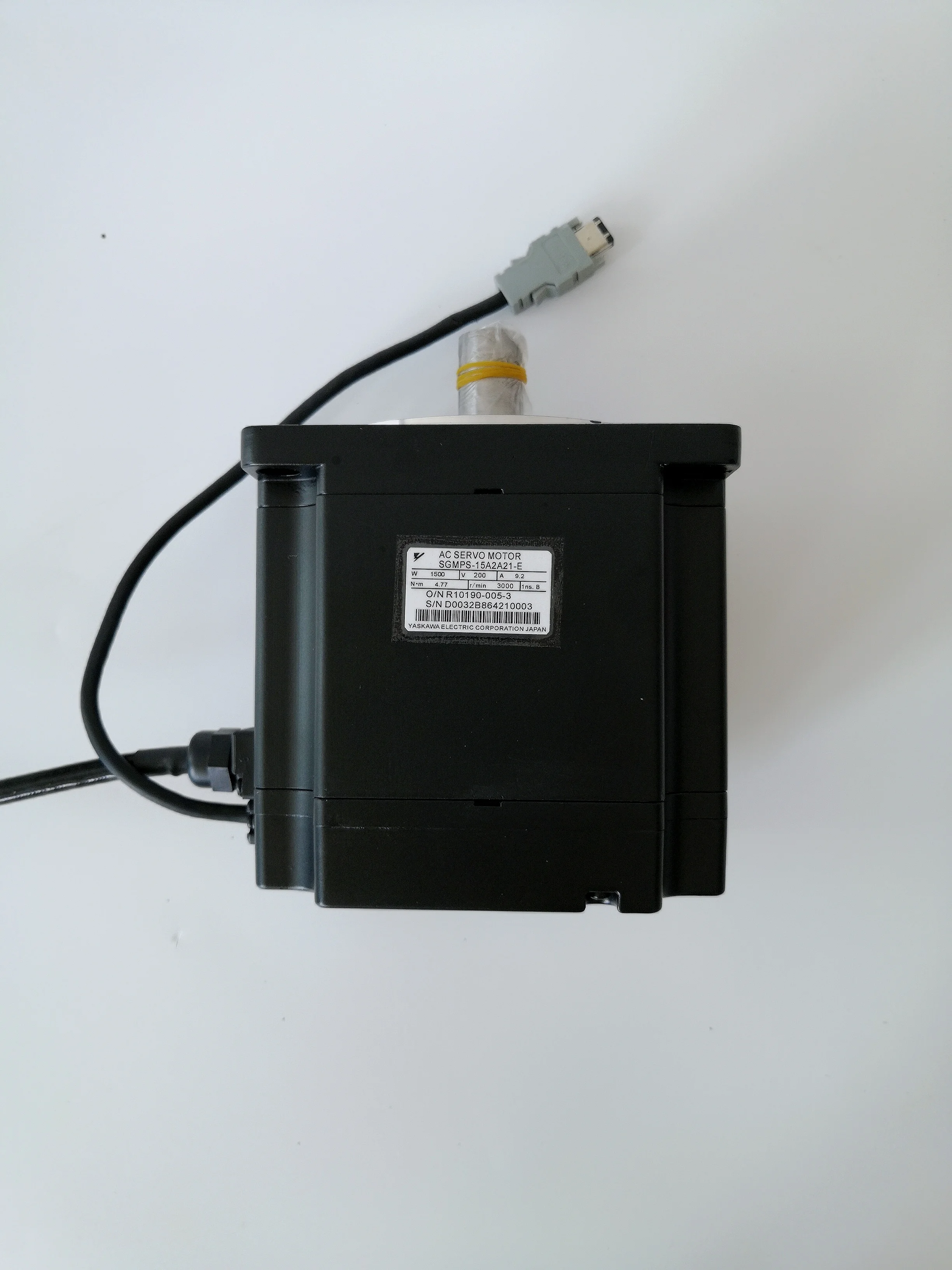 SGMPS-02A2A4C Серводвигатель Yaskawa 200 Вт Точечная поставка Гарантия качества 1 год