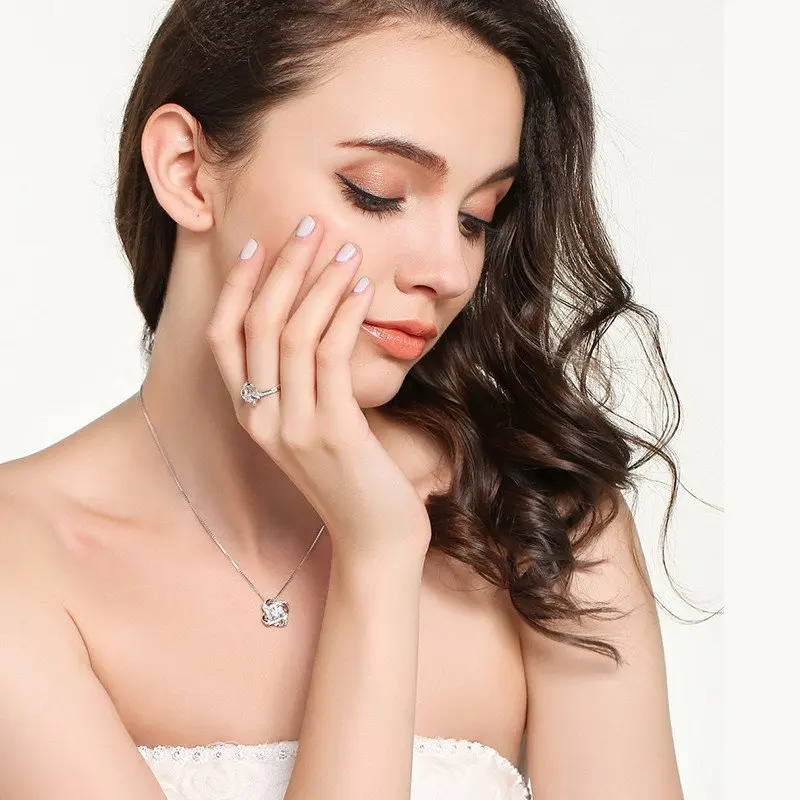 Женское ожерелье с подвеской в виде сердца