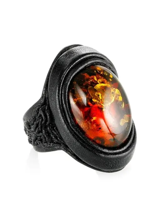 Кожаное кольцо-перстень с крупным искрящимся янтарём «Нефертити»