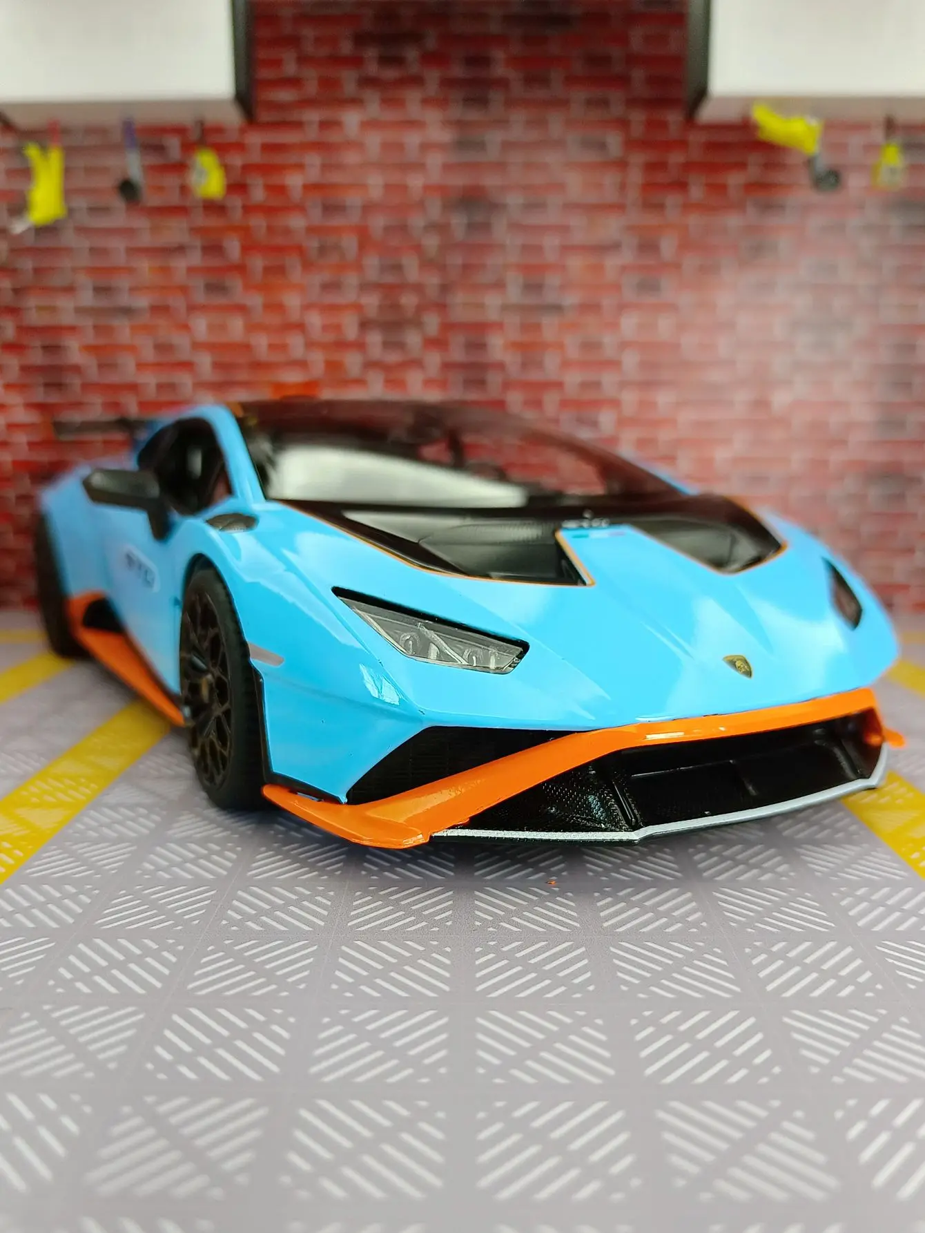 Фото Растар 1:18 Lamborghini Huracan STO Суперкар Модель автомобиля Игрушечная машина двери с обеих сторон, которую можно открыть тонкое качество изготовления №3