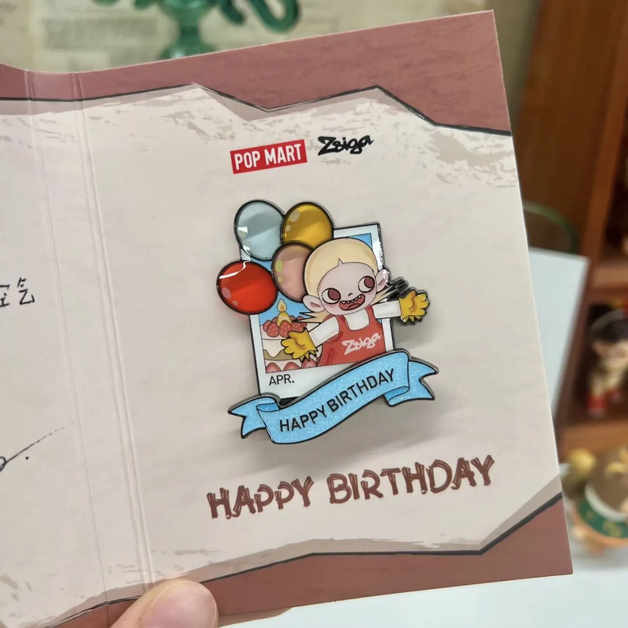 Оригинальный значок POP MART April Hirono Birthday Badge, лимитированная серия, в наличии (art.: 3920d900f09cb) - 3920d900f09cb