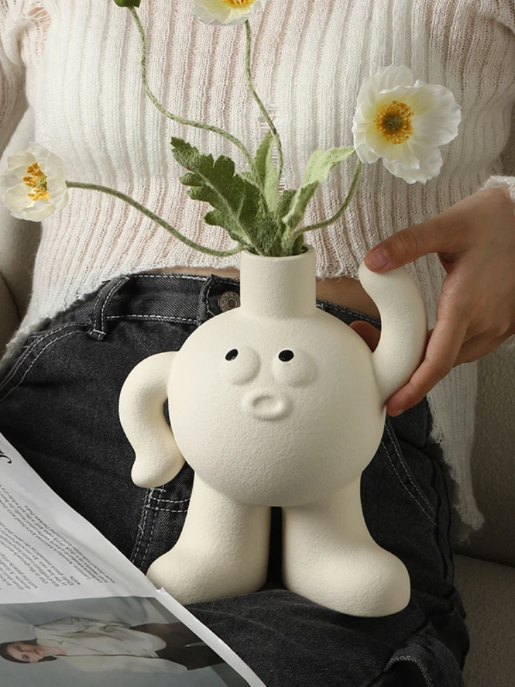 

Креативная ваза с большой ножкой, настольная керамическая ваза с орнаментом для гостиной, посуда для гидропонных цветов, белая керамическа...