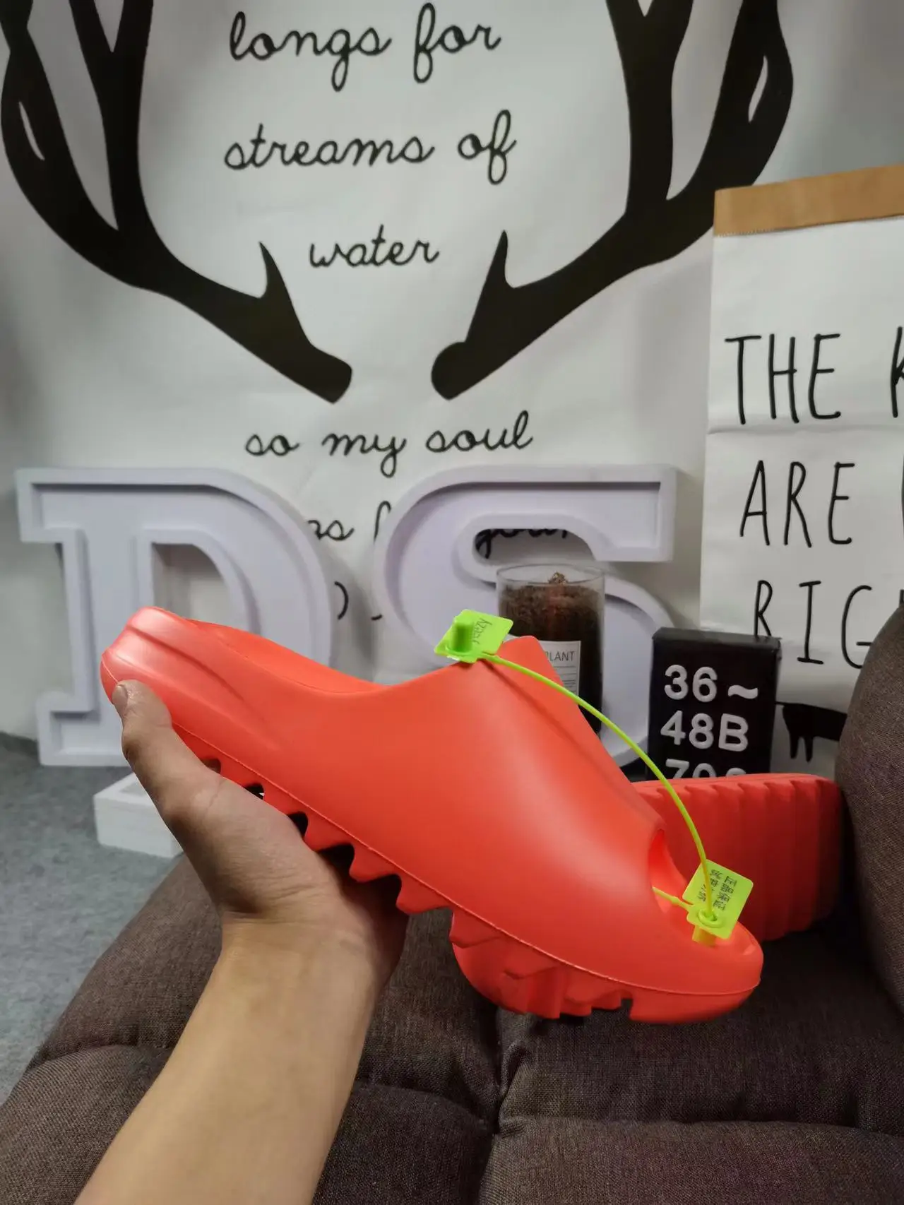 

Мужские летние шлепанцы Yzzy, дышащие крутые пляжные туфли, легкие шлепанцы с открытым носком, белые мужские тапочки, женская обувь 34-48