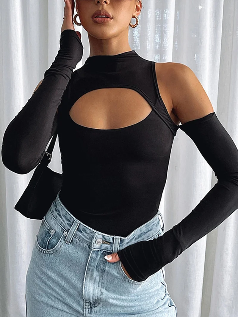 

Женское боди с открытыми плечами, открытой спиной и длинным рукавом