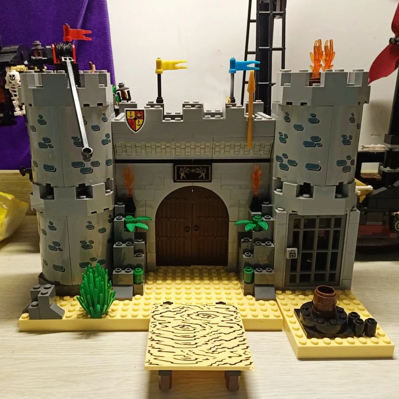 Развивающий строительный блок пираты и Королевская гвардия боевой замок 366 шт.