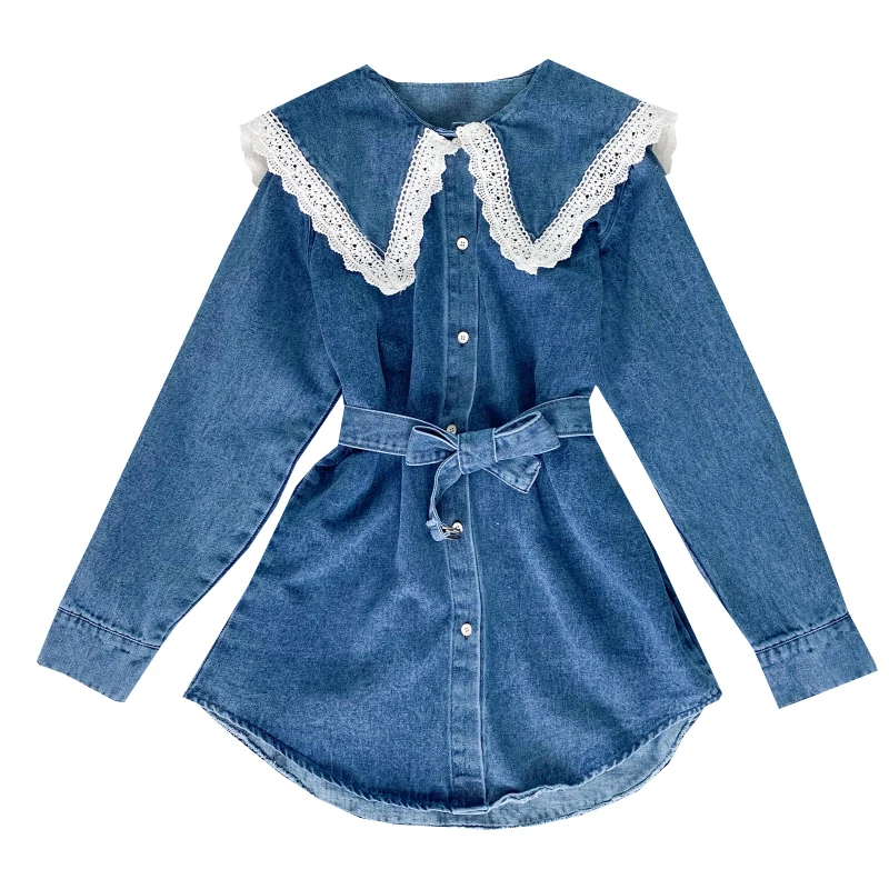 Платье с винтажным воротничком, длинными рукавами, кружевными вставками, высокой талией и шнуровкой, короткое А-силуэта из денима. Новинка весна-осень 2022 года.