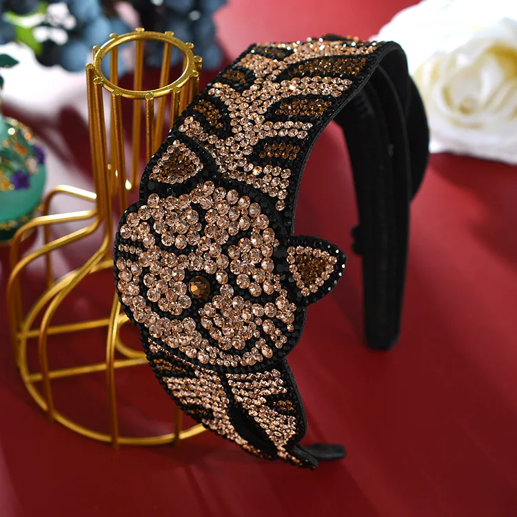 

Обруч для волос с бриллиантами и котом