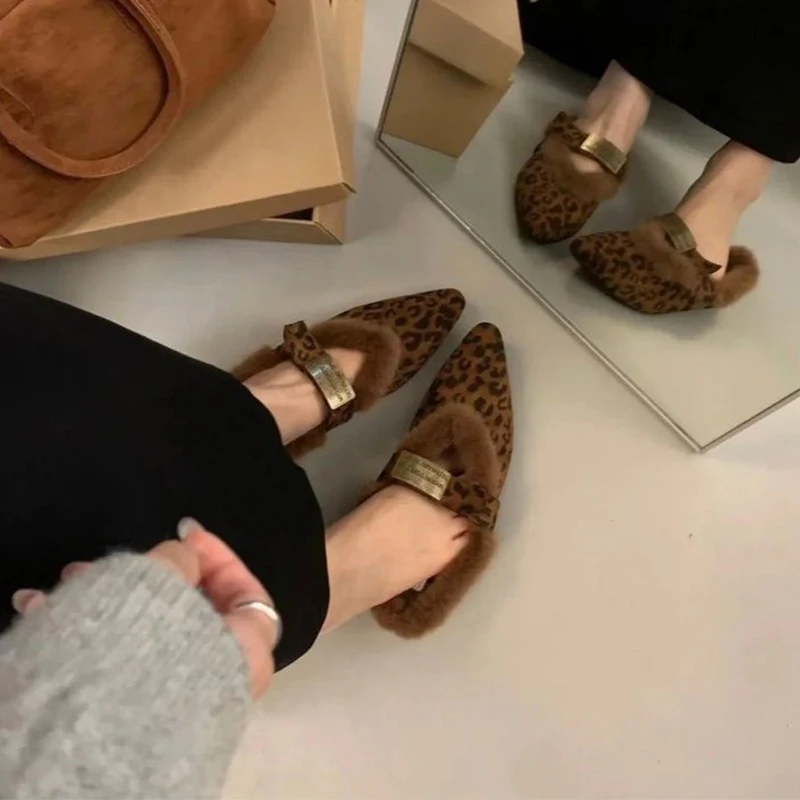 Туфли на плоской подошве с леопардовым мехом. Повседневные дизайнерские туфли