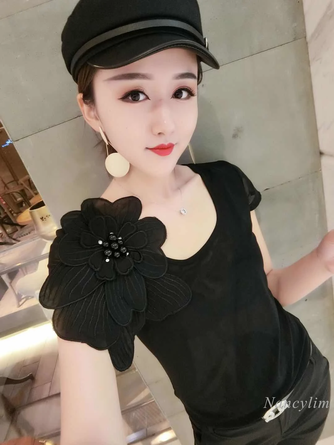 Женская футболка с коротким рукавом черная облегающая большими цветами и