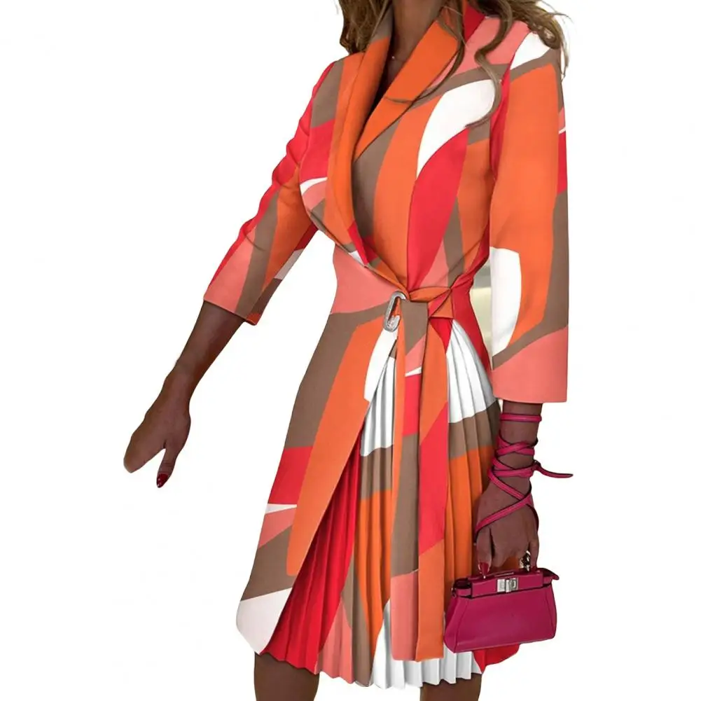 

Платье-блейзер с V-образным вырезом, отложным воротником и рукавом 3/4, плиссированным подолом и высокой талией, с геометрическим принтом, на ...