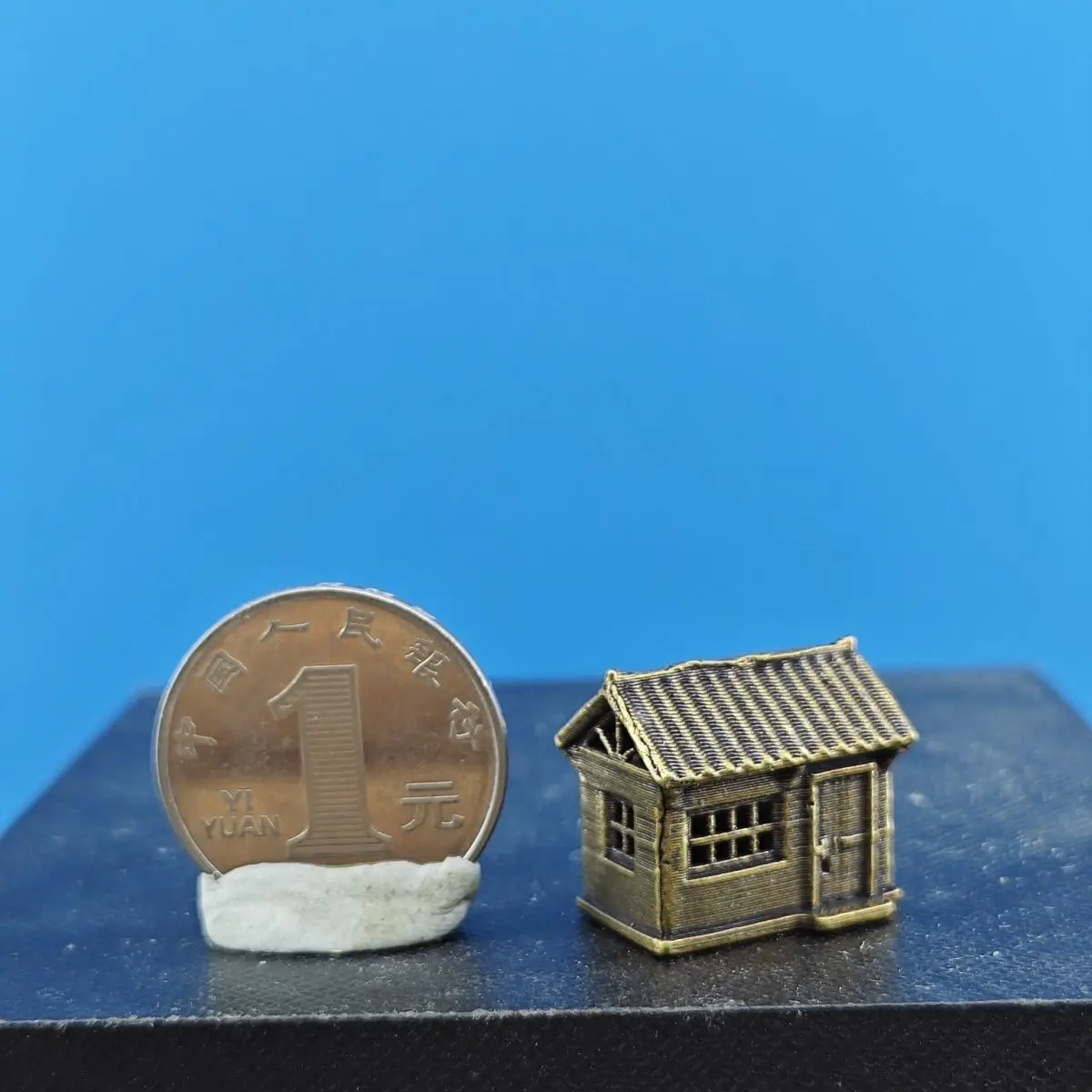 

Медная миниатюра сельского дома