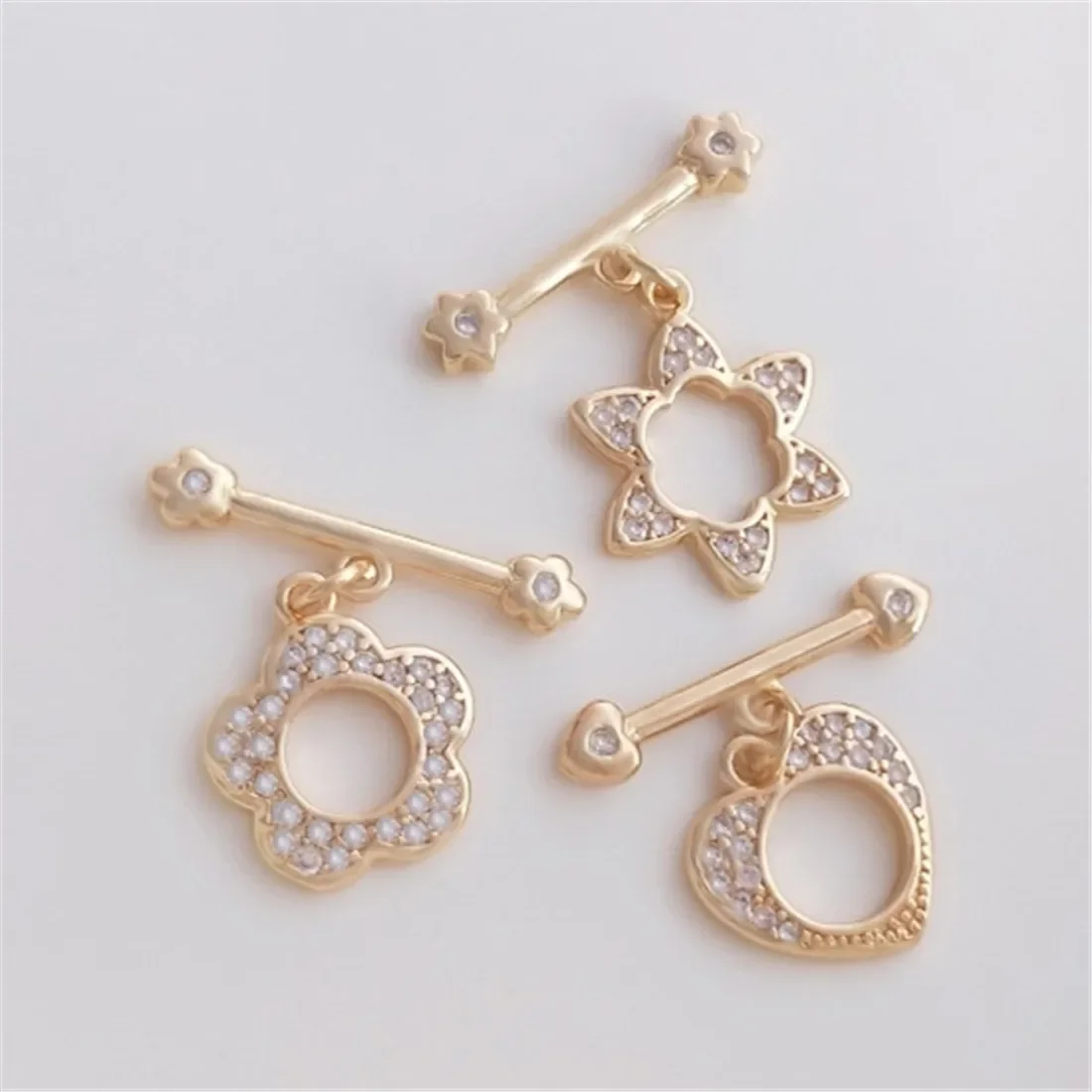 14-каратное позолоченное микроинкрустированное цирконом в форме сердца пряжка