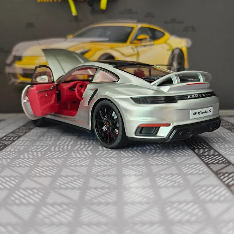 Фото Модель автомобиля Porsche 911 из сплава металла в масштабе 1:24, двери с обеих сторон открываются, а передний капот и дверь багажника также открываются. №1
