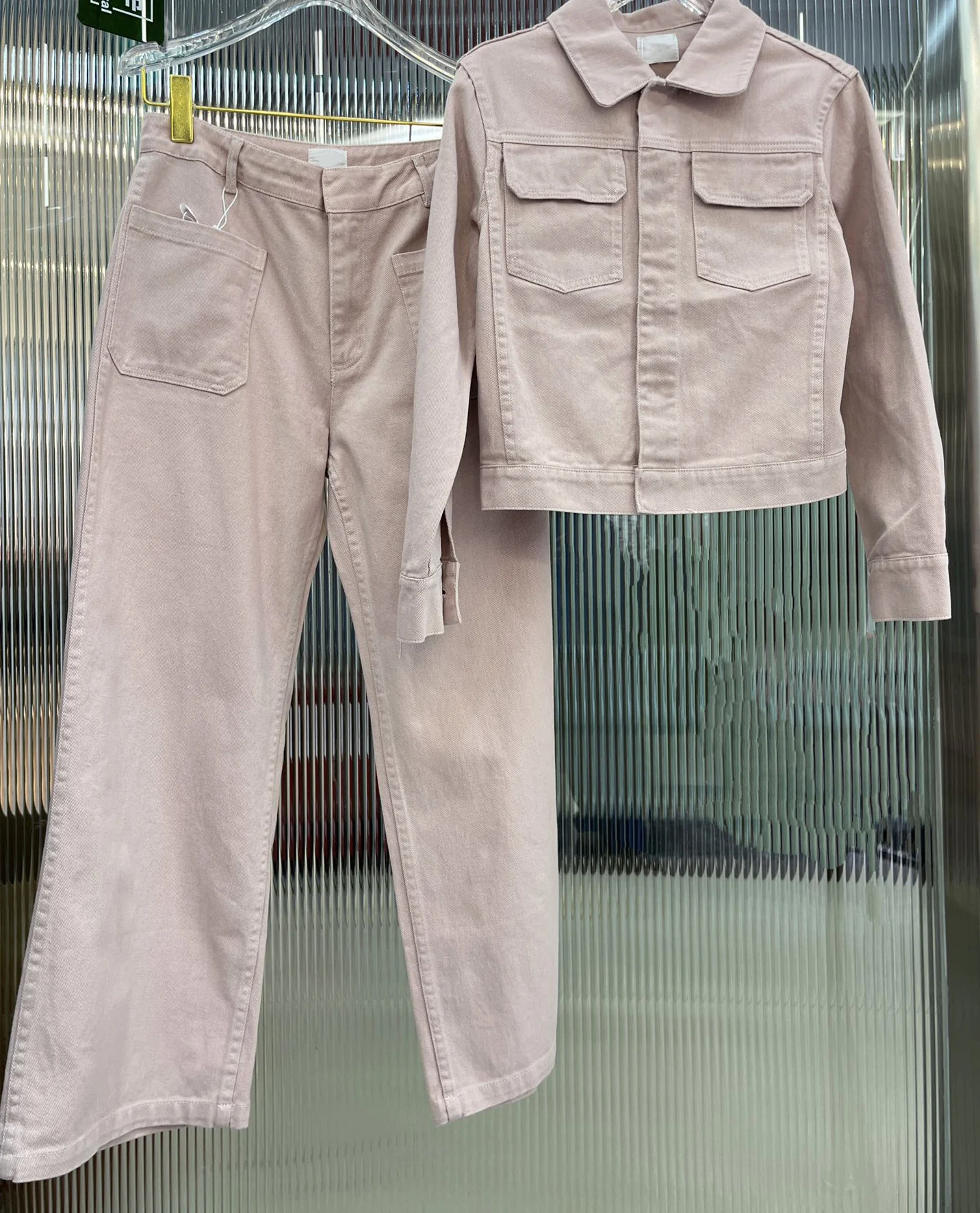 

New wash water to make old denim suit, classic silhouette shirt with straight denim trousers