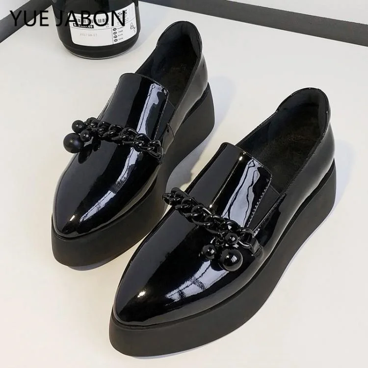 Кроссовки женские из лакированной кожи на цепочке повседневные лоферы платформе