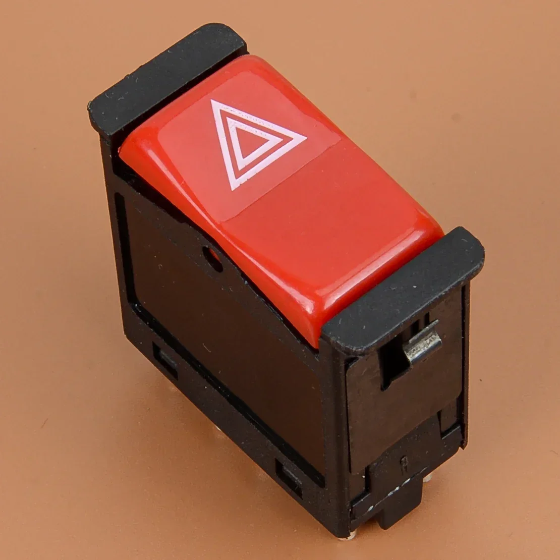 Аварийный выключатель аварийной сигнализации на приборной панели автомобиля