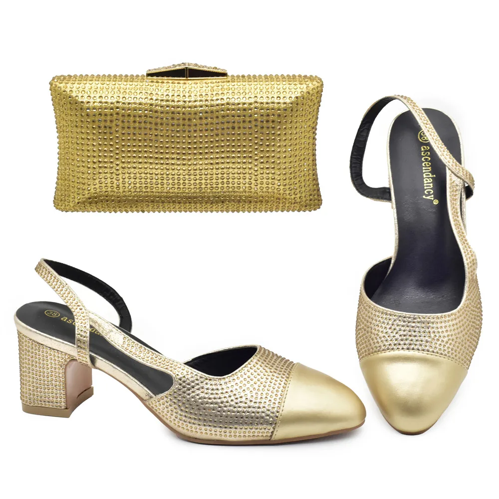 

Новинка, удобная обтекаемая женская обувь с острым носком золотого цвета, женская сумочка с большими кристаллами, женская модель