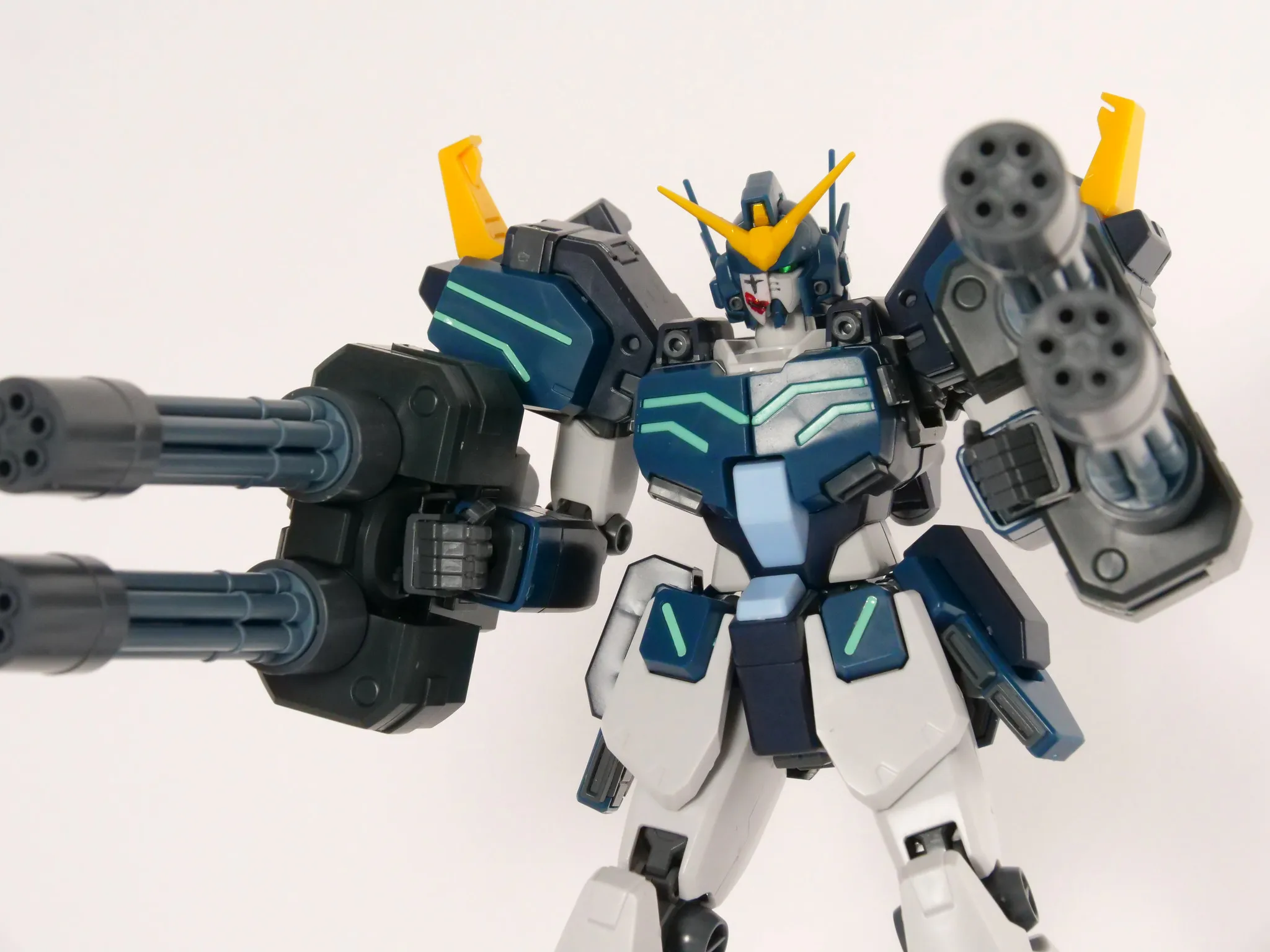 Фото Bandai Original MODEL KIT MG 1/100 GUNDAM HEAVYARMS CUSTOM EW Model Kit Аниме Экшн-истребитель Сборная модель игрушки в подарок для ребенка №1
