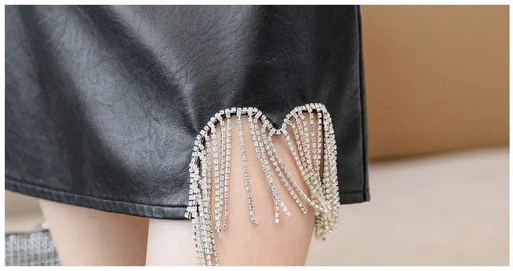 Женская юбка из искусственной кожи с кисточками стразами и бусинами | одежда