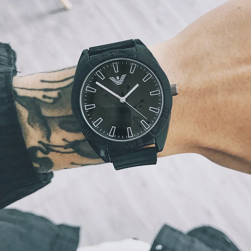 

Sport Round Quartz Retro Dial Casual Wrist Watches Rubber Strap Fashionable Clock Waterproof Wristwatch for Men