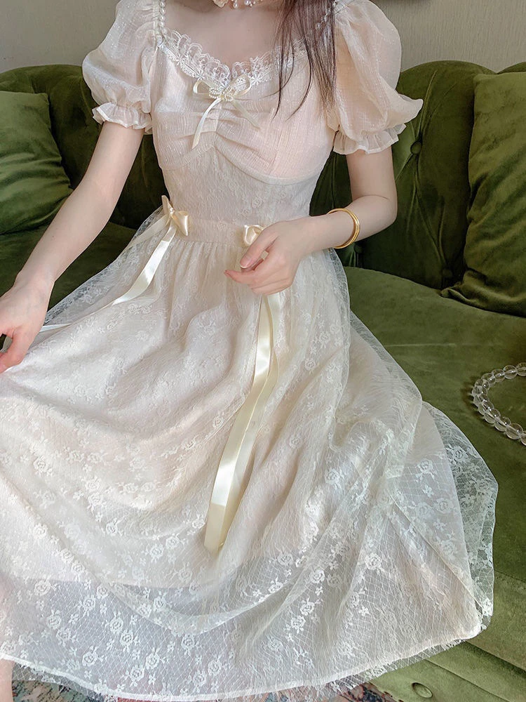 

Летнее платье-миди с квадратным вырезом, высокой талией и оборками