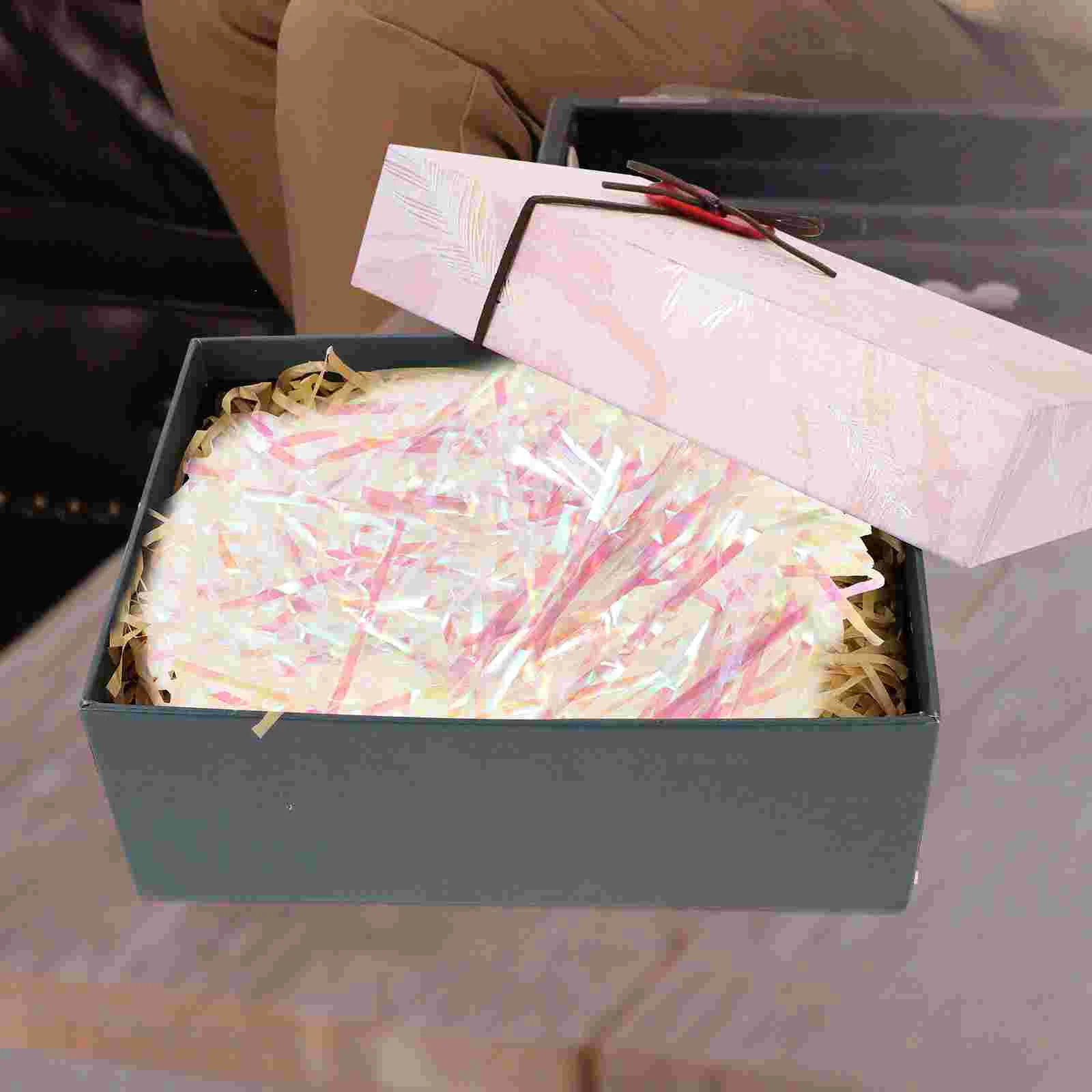 Прозрачная шелковая подарочная коробка из ПЭТ Symphony наполненная измельченной