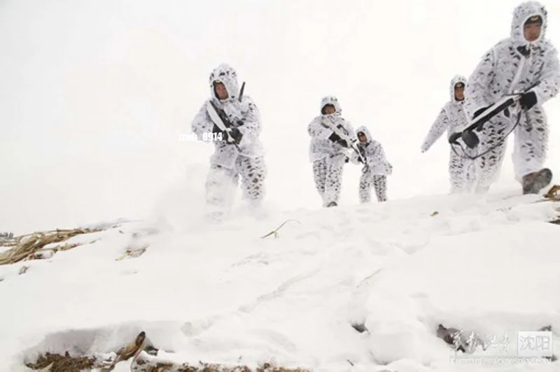 Камуфляжный костюм для охоты с объемным изображением камуфляжной сетки разных