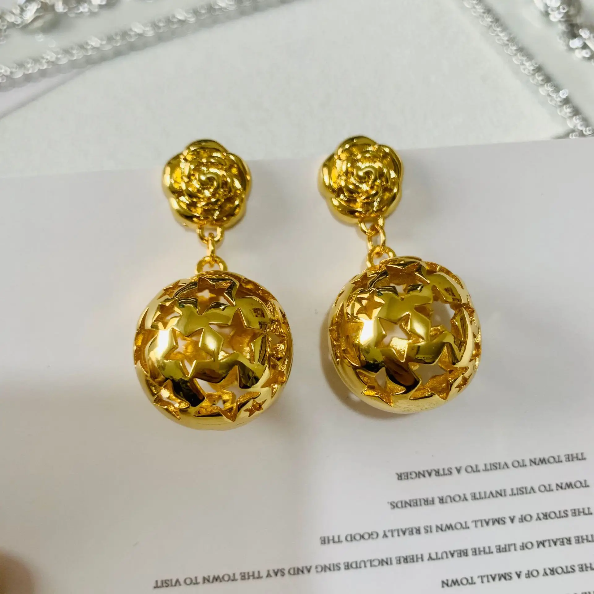 

Middle Vintage Western Palace Camellia Flower Hollow Planet Earrings