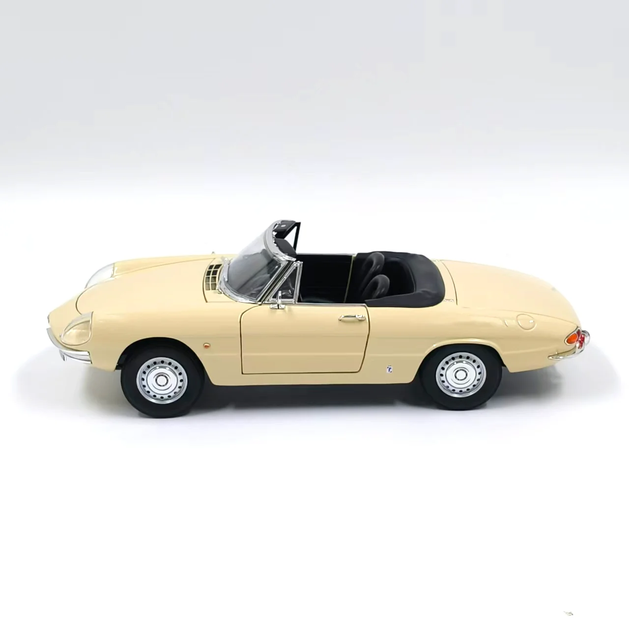 Фото Модель автомобиля Duetto Spider 1966 года из литого металла, масштаб 1:18, серия Diecast TOURING №2