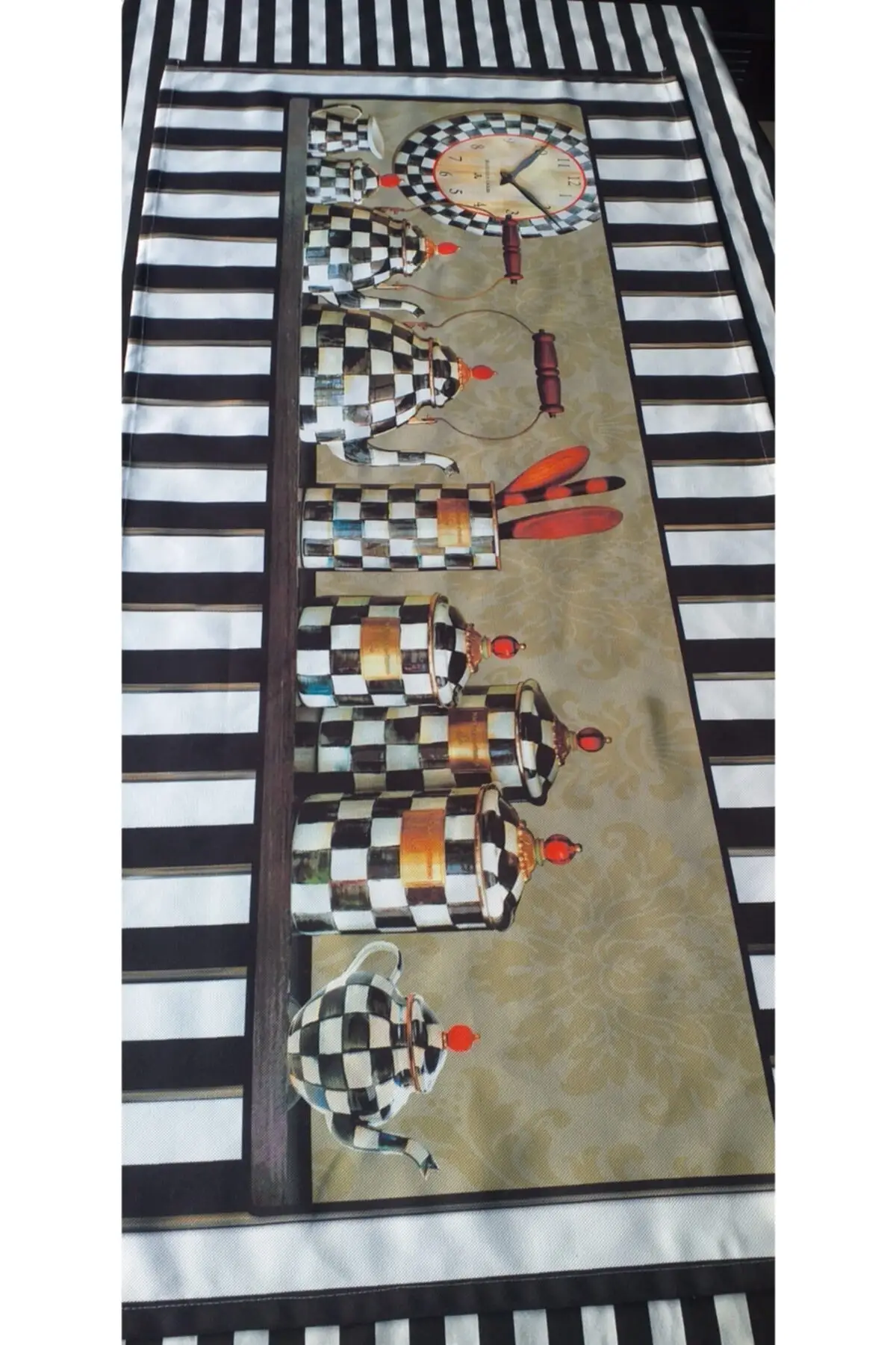 

Mackenzie Patterned Runner and Black and White Carefree Table Cloth Set