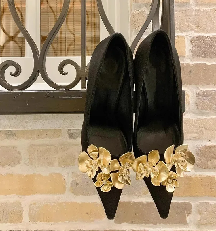 Черные босоножки на каблуке с золотой орхидеей женская обувь без шнуровки