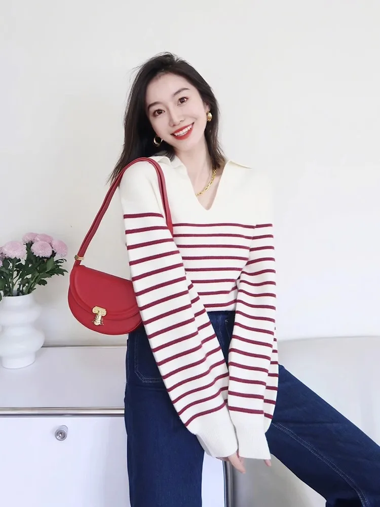 Французский вязаный свитер в красную полоску с v-образным вырезом стиле ретро