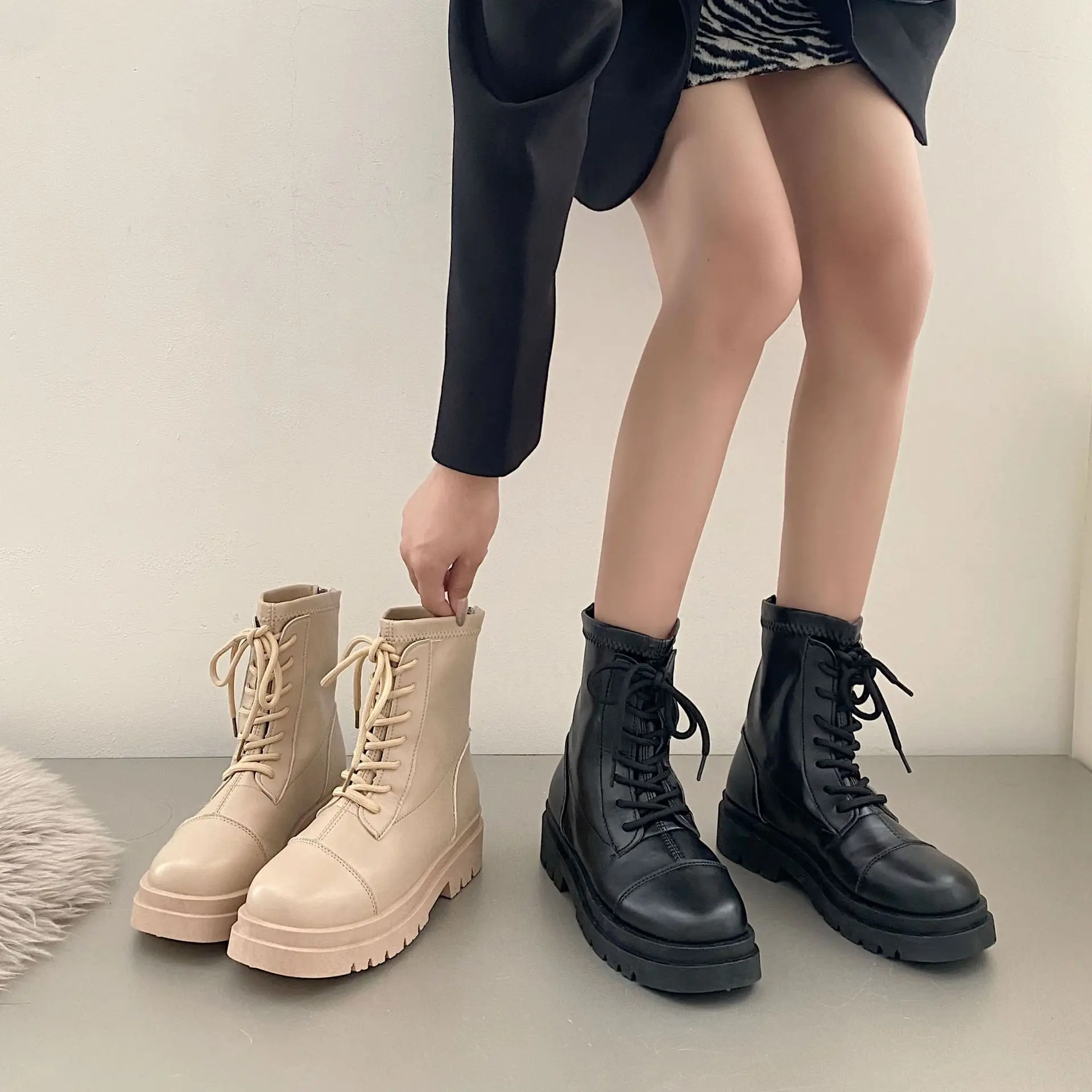 

Модные Ботинки Martin для женщин, новинка 2022, высокие ботинки на толстой подошве в стиле ретро ins, короткие ботинки в британском стиле с большой ...