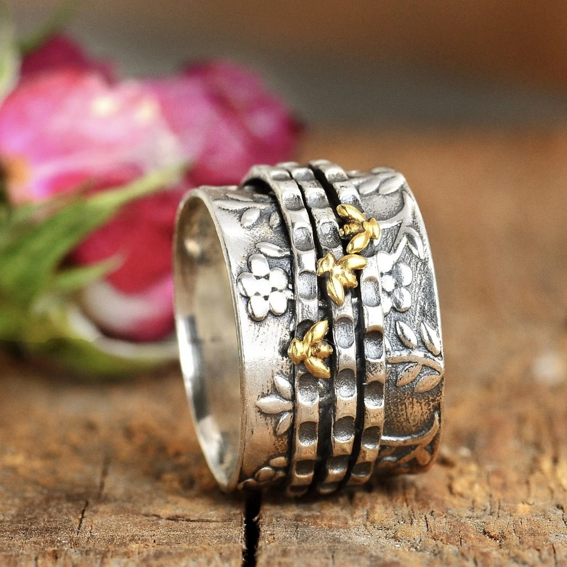 

Vintage Cute Bee Rings for Women Girls Dainty Retro Floral Flower Stackable Wide Band Finger Ring Birthday Jewelry Gifts
