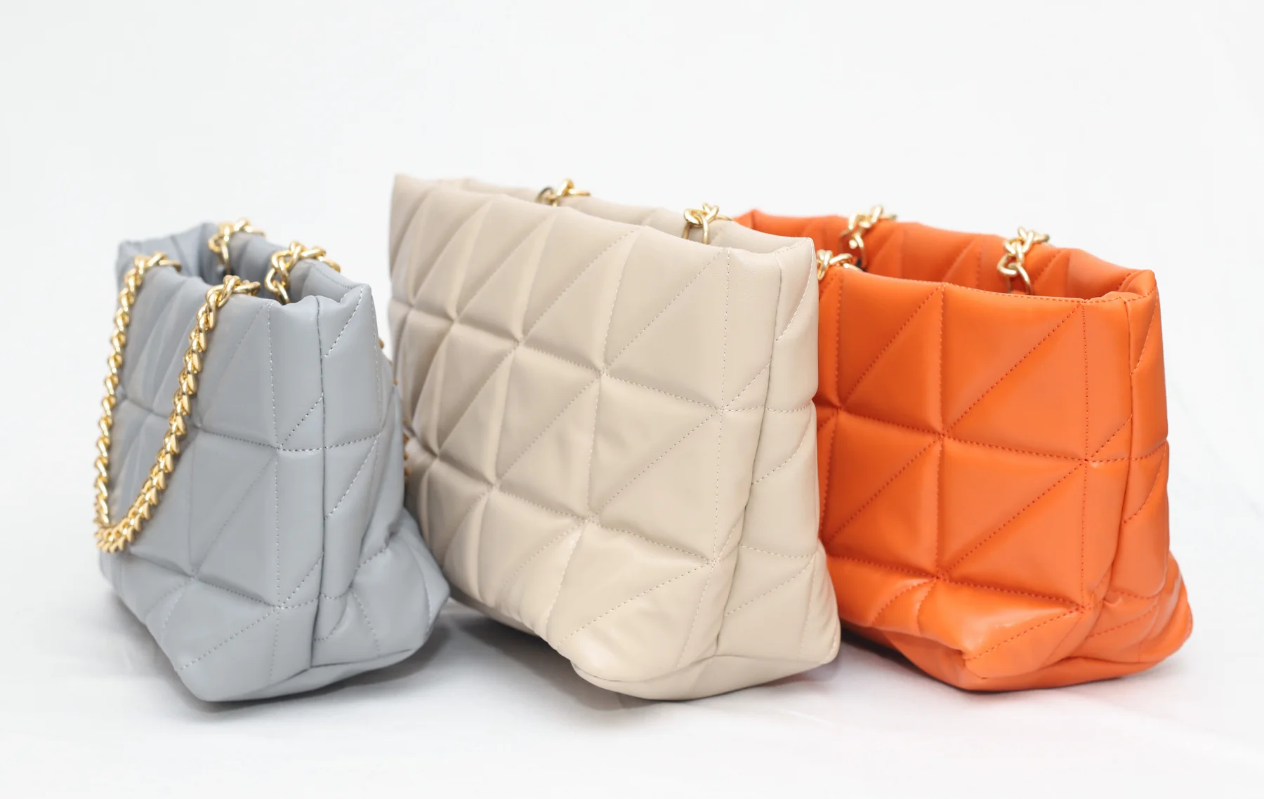 Женская сумка на молнии с цепочкой и геометрическим узором |