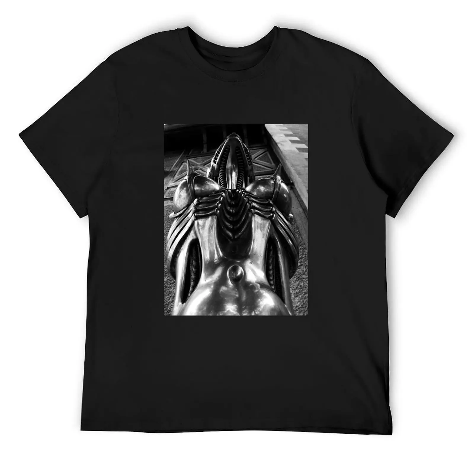 Музей Х Р Гейгера. Входная статуя. Футболка Gruyeres Швейцария мужская одежда