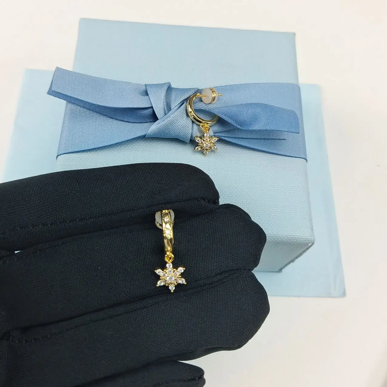 Серьги Starlight Snow Яркие элегантные серьги со снежинками из циркона с гвоздями