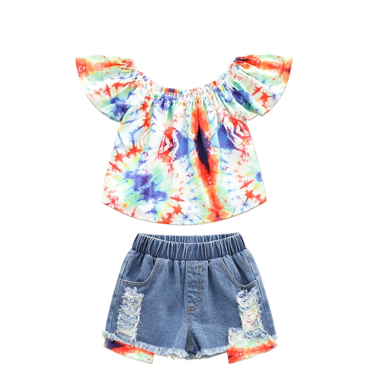 

Детский костюм из топа с открытыми плечами и рваных джинсовых шорт