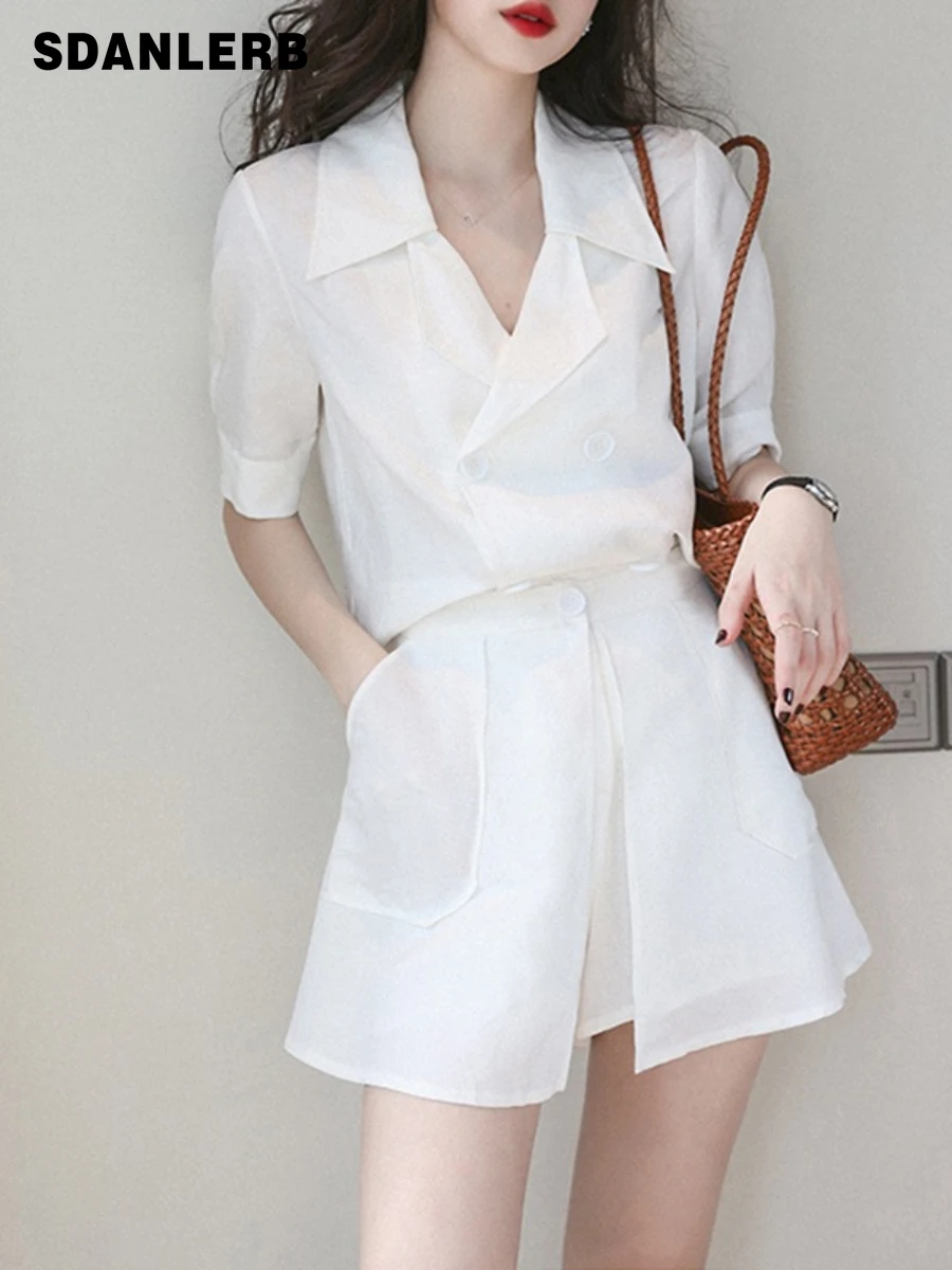 

Костюм в стиле Хепберн, новинка 2022, элегантный белый топ для зрелых, деловая рубашка + свободные шорты, комплект из двух предметов, женские ле...