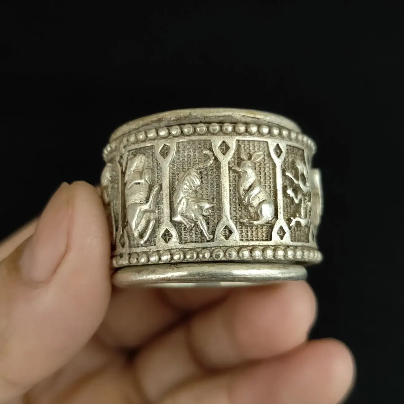 

China Elaborate Tibetan Silver Lucky“12 Zodiac”Ring Metal Handicraft Decoration Home Decoration