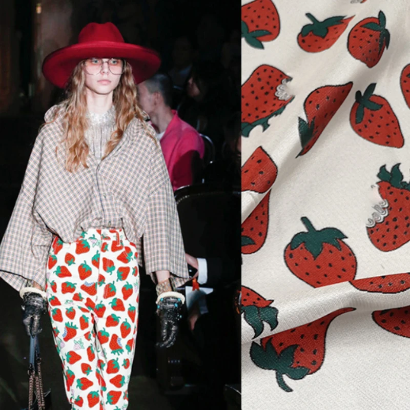 

Пряжа окрашенная жаккардовая ткань весна осень клубничное платье тренчкот Одежда для собак ткань «сделай сам» модное шитье оптовая продаж...