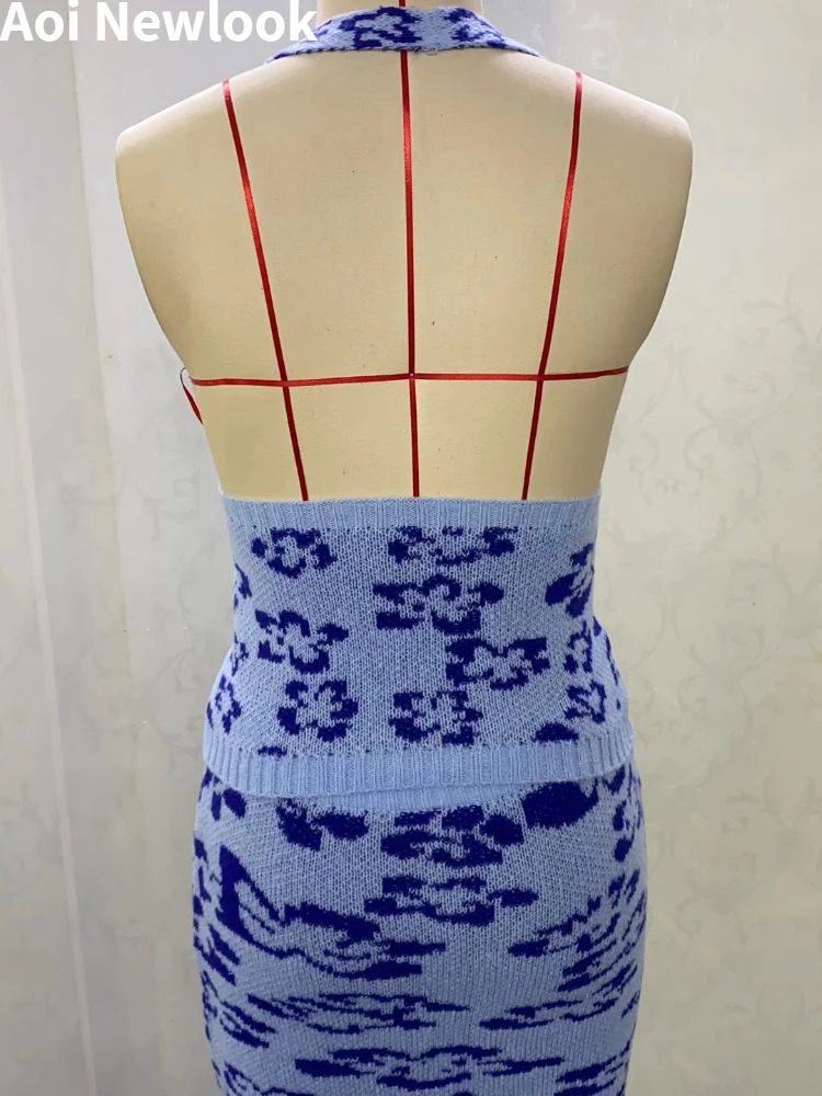 Женское трикотажное платье с V-образным вырезом и открытой спиной