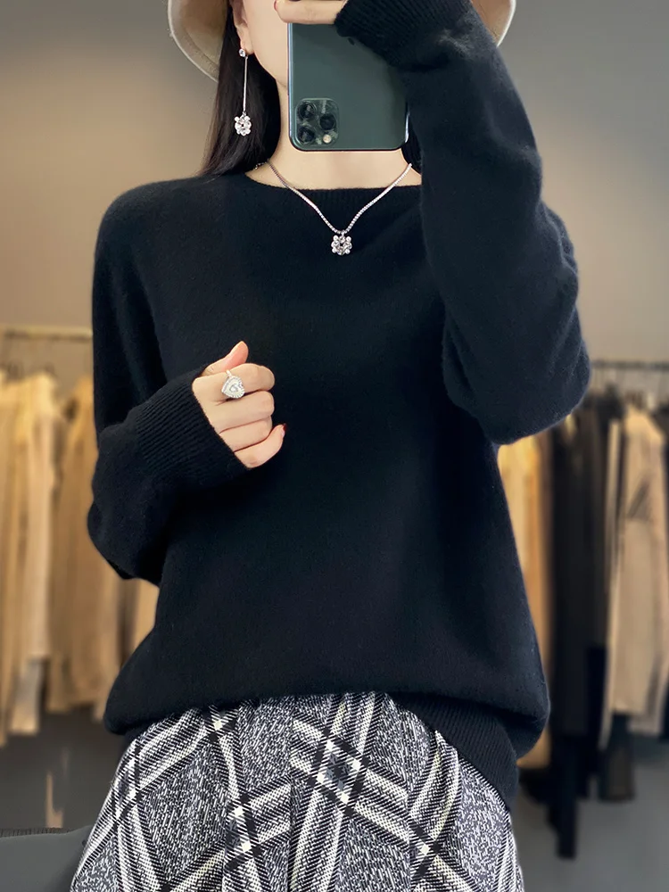 Новый однотонный свободный пуловер с круглым вырезом в классическом стиле