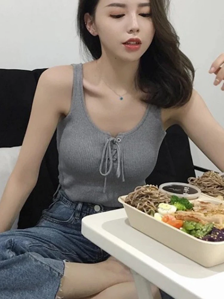 Женский трикотажный свитер со шнуровкой с открытой спиной |