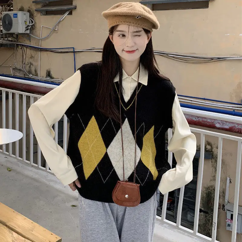 Женский классический свитер в стиле преппи с узором ромбиками