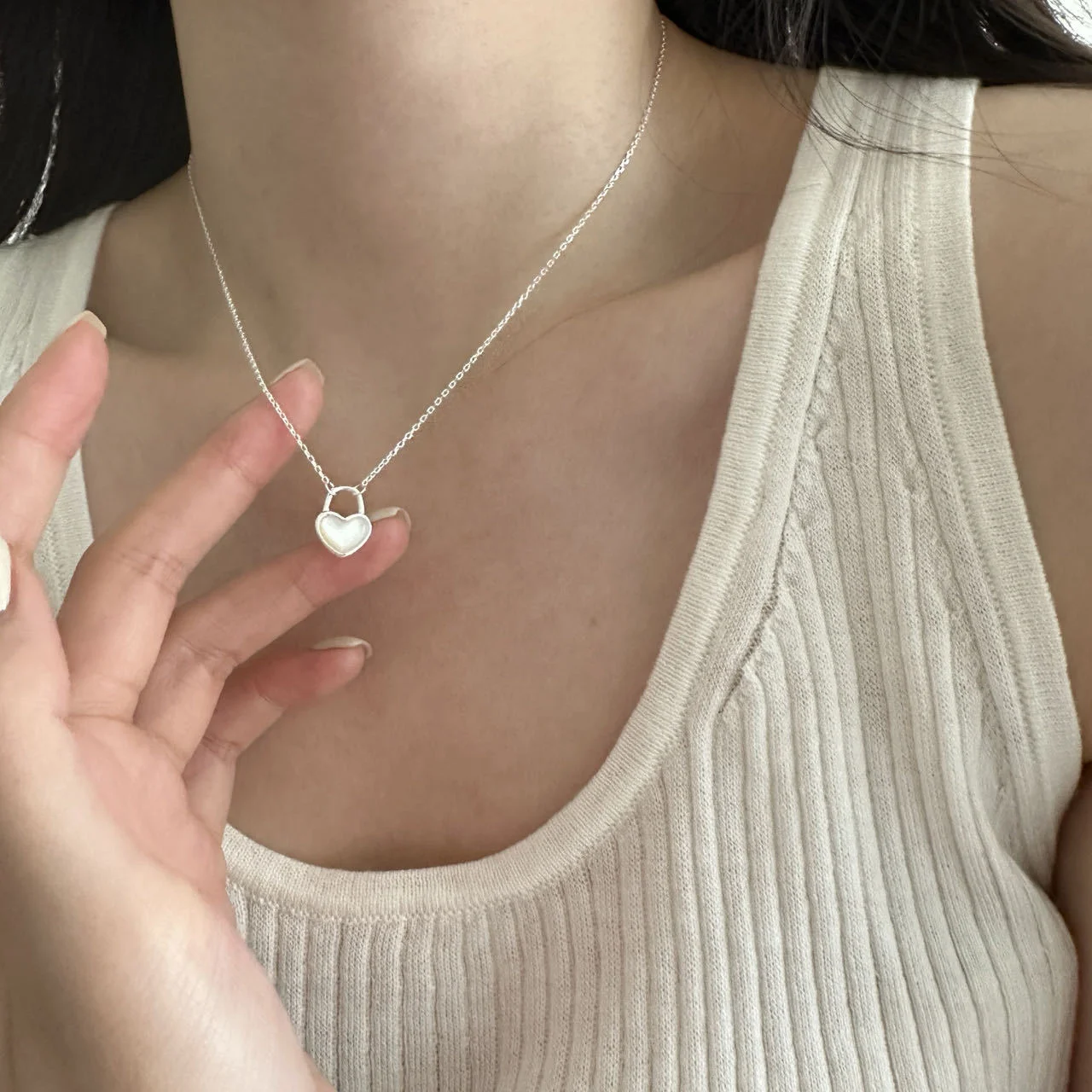 

925 Sterling Silver Shell Heart Lock Necklace for Women Simple, Elegant, Sweet, and Elegant Temperament, Designed by a Small
